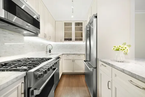 $995,200 | 555 Main Street, Unit 1002 | Roosevelt Island