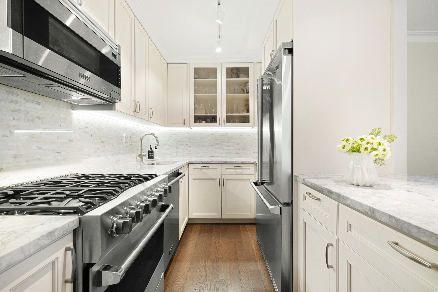 555 Main Street, Unit 1002 Manhattan, NY 10044 - Photo 5 of 14 a kitchen with a stove and a granite counter tops
