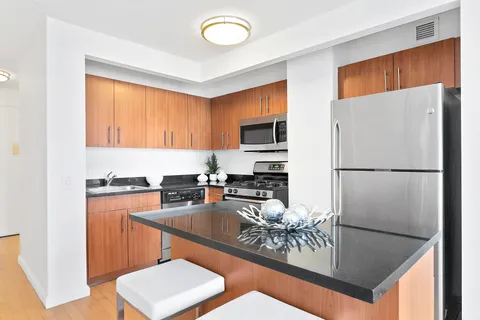 $529,000 | 20 West Street, Unit 37G | Financial District
