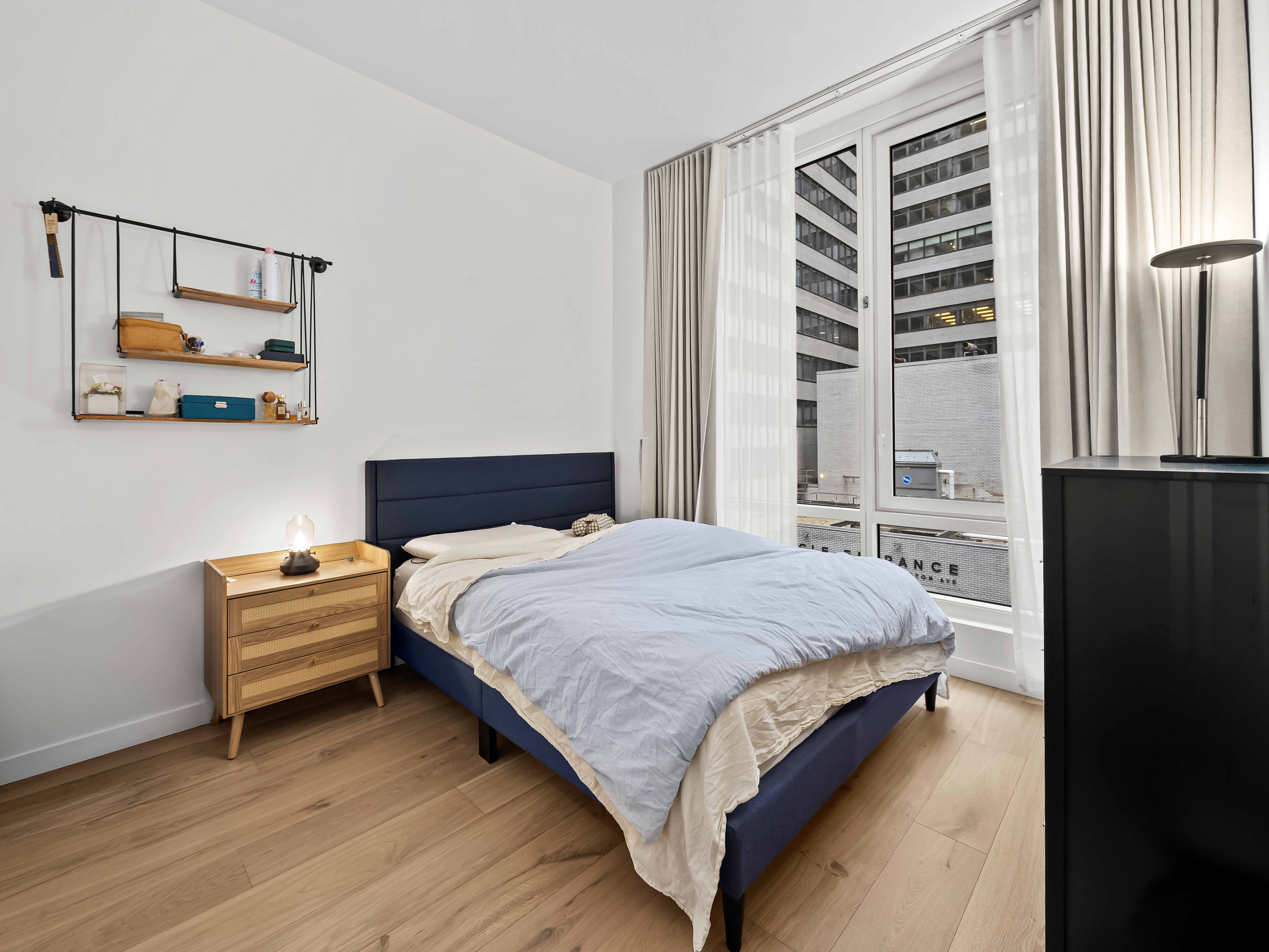 135 East 47th Street, Unit 4F Manhattan, NY 10017 - Photo 7 of 11 a bedroom with a bed and a window