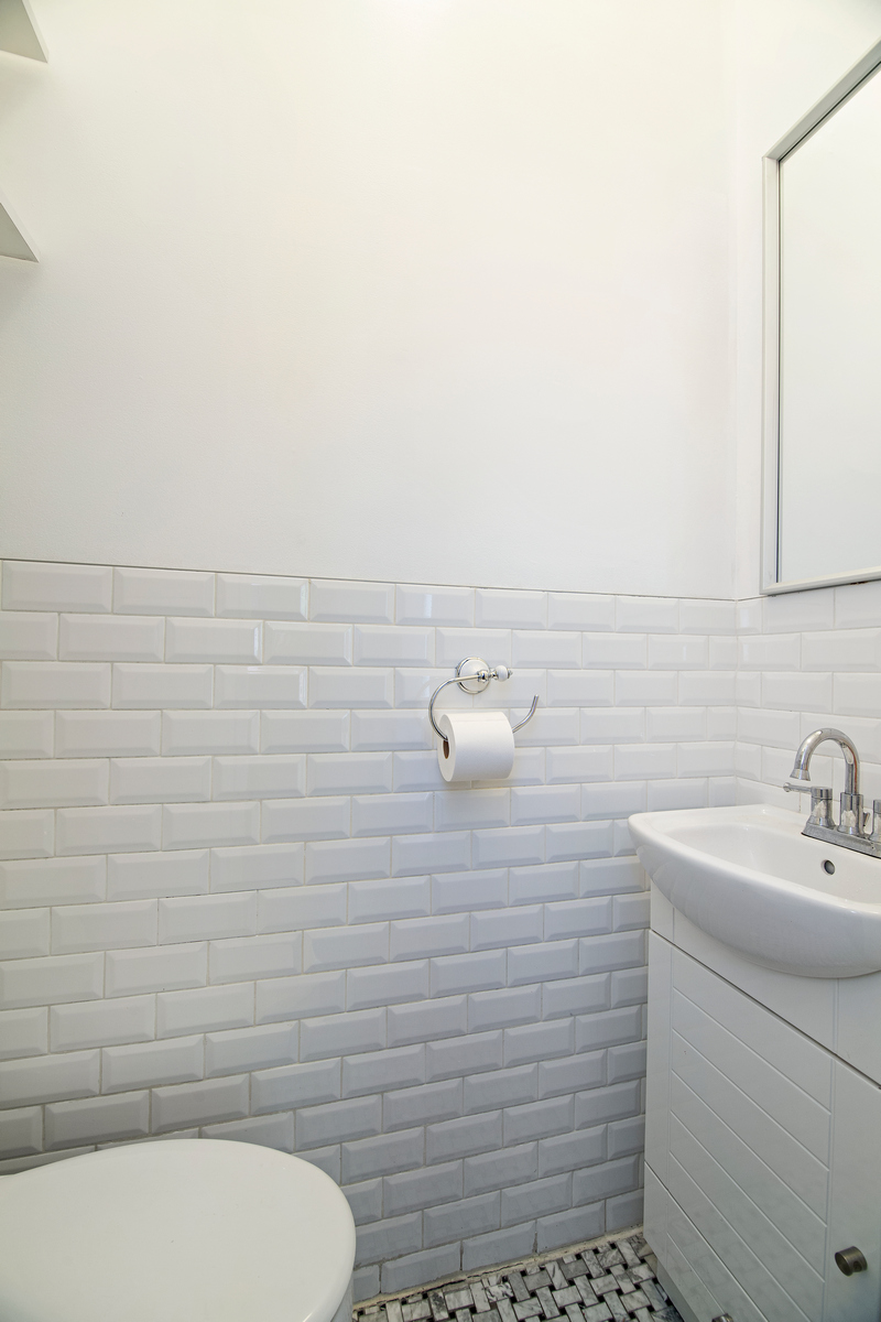 900 Lafayette Avenue Brooklyn, NY 11221 - Photo 7 of 13 a bathroom with a toilet