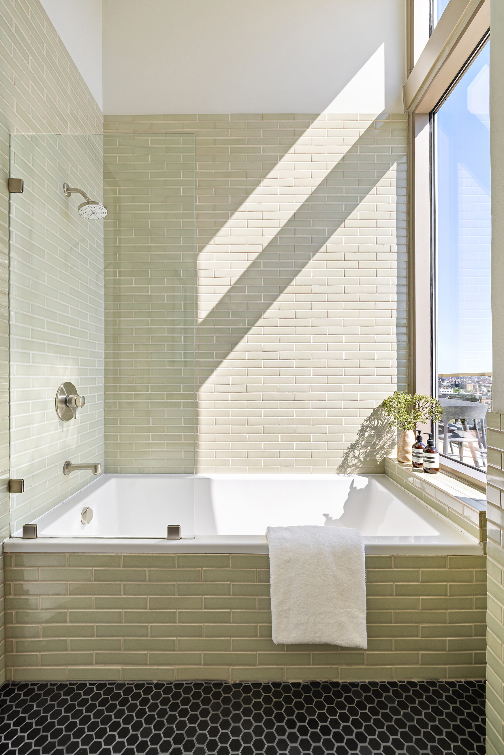 144 North 8th Street, Unit 12A Brooklyn, NY 11249 - Photo 15 of 21 a bathroom with a bathtub