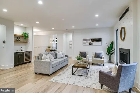 $2,925,000 | 930 Fairway Drive Northeast, Vienna, VA 22180