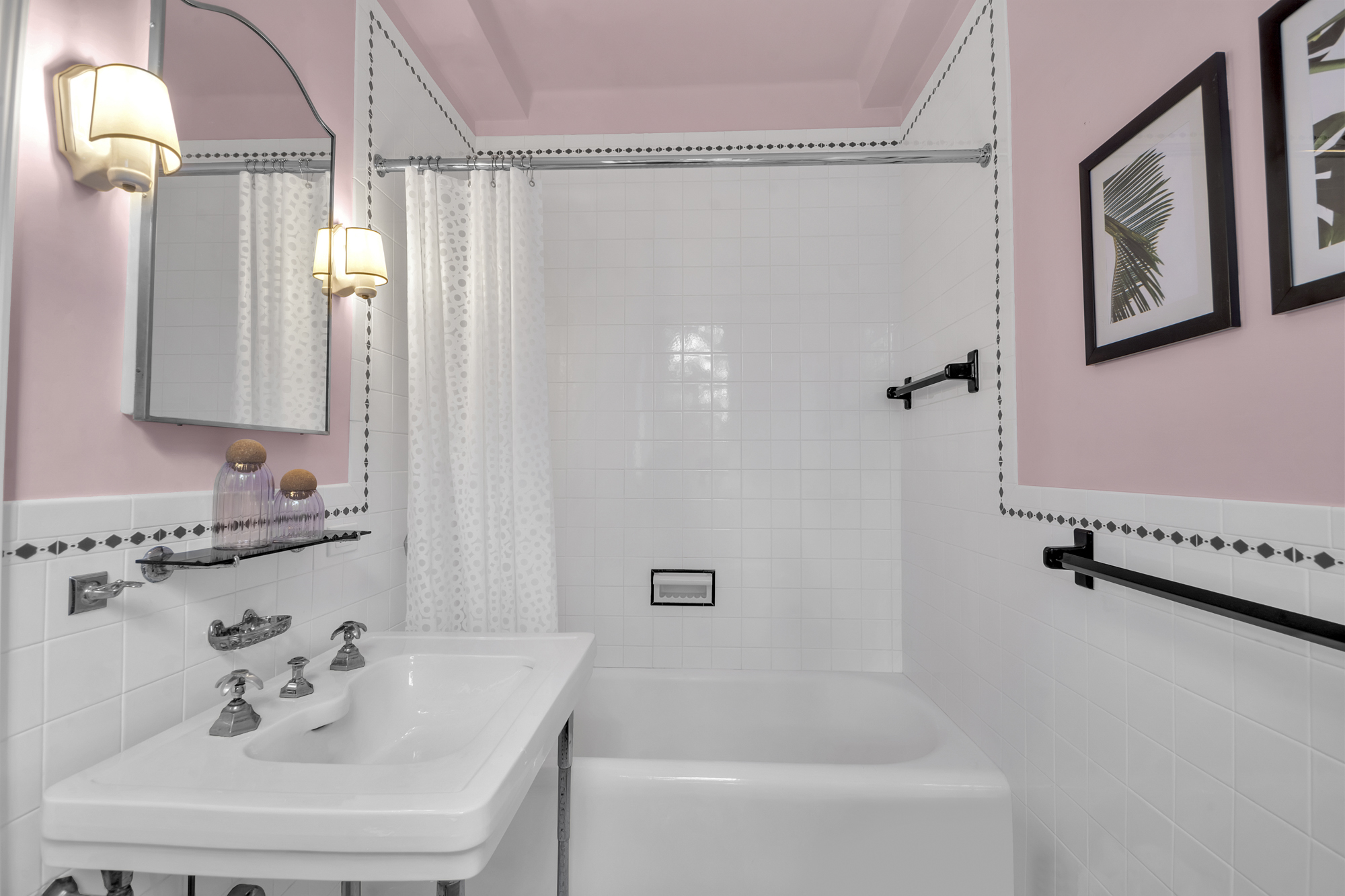 7 Gracie Square, Unit 5A Manhattan, NY 10128 - Photo 10 of 26 a bathroom with a sink and a bathtub