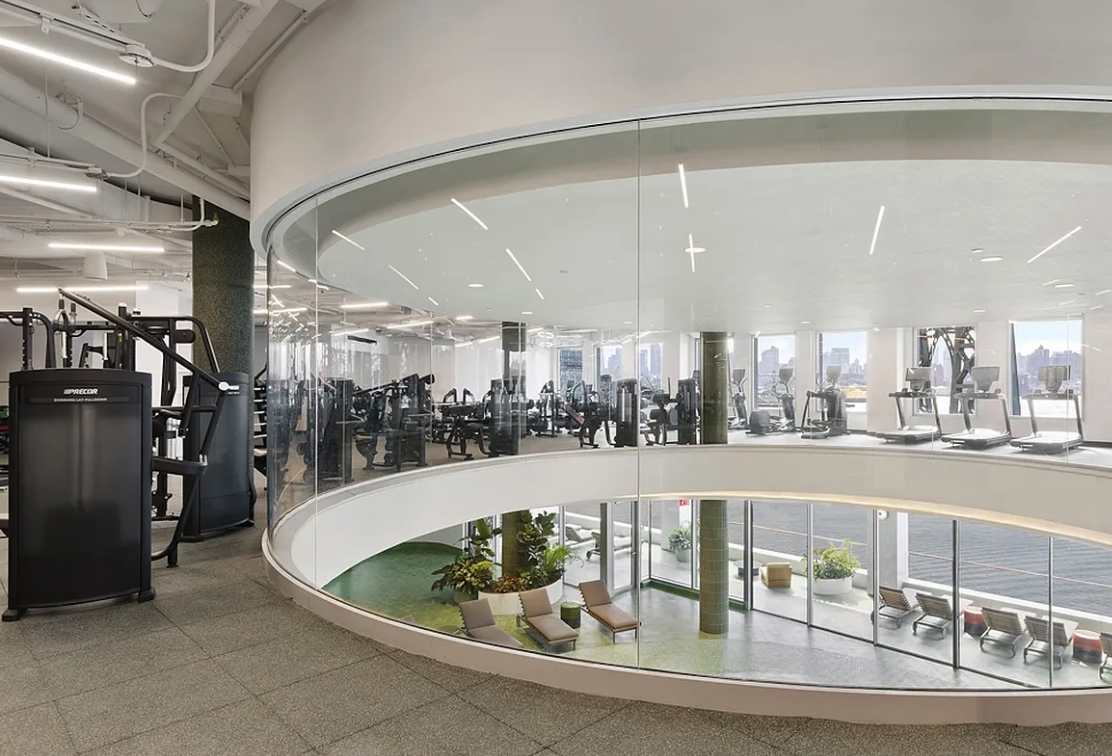 5 South 5th Street, Unit 913 Brooklyn, NY 11249 - Photo 13 of 24 a room with lots of table and chairs