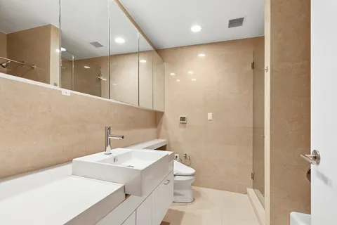 $715,000 | 301 East 61st Street, Unit 2C | Lenox Hill