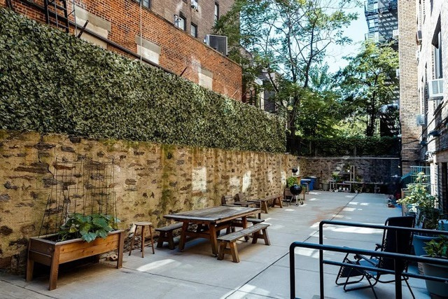 110 West 86th Street, Unit 16C Manhattan, NY 10024 - Photo 9 of 12 a backyard of a house with table and chairs