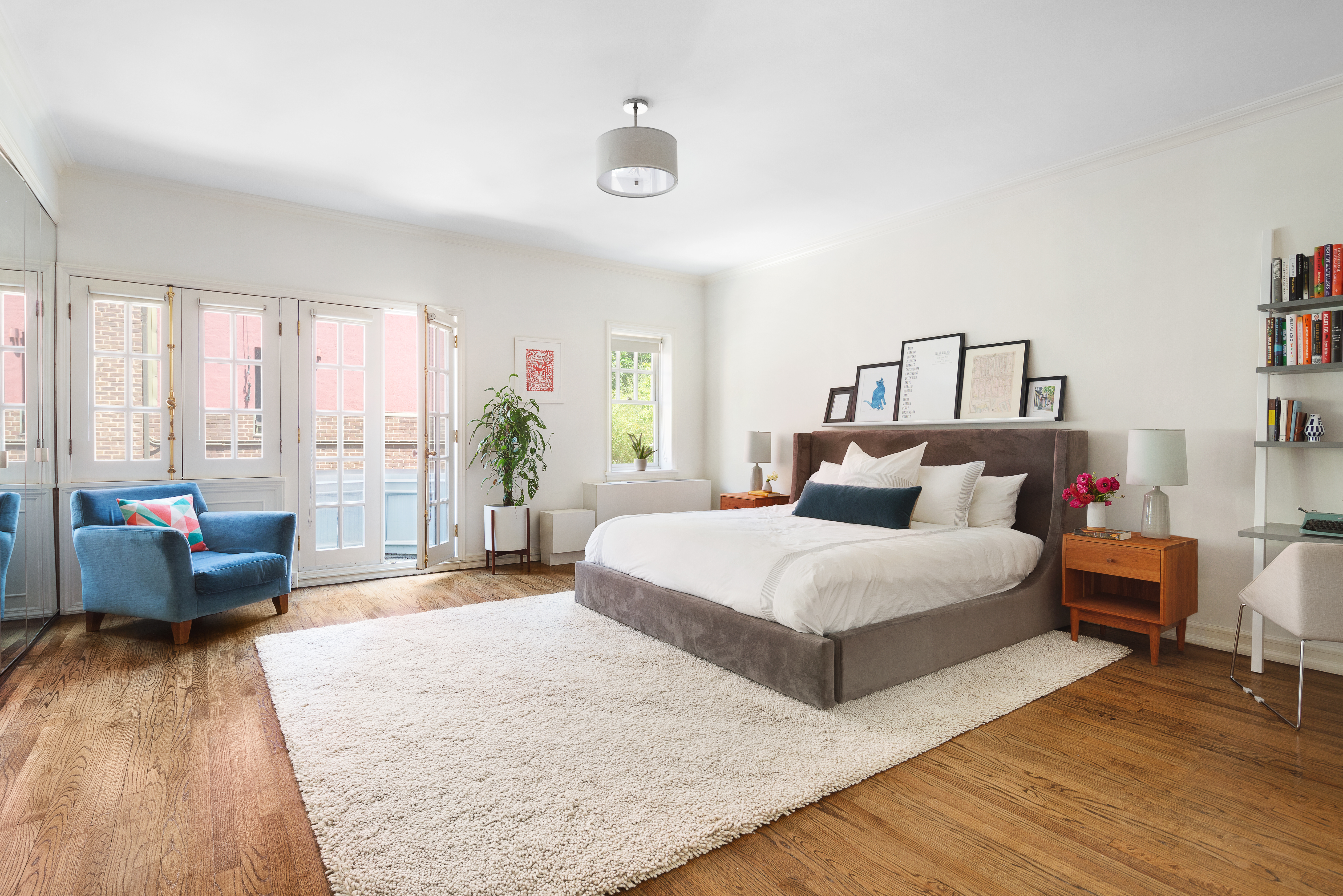 687 Greenwich Street, Unit TH7 Manhattan, NY 10014 - Photo 10 of 23 a spacious bedroom with a bed and a couch