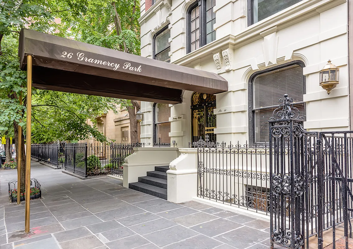 26 Gramercy Park South, Unit 6D Manhattan, NY 10003 - Photo 6 of 9 a view of a patio with a table and chairs