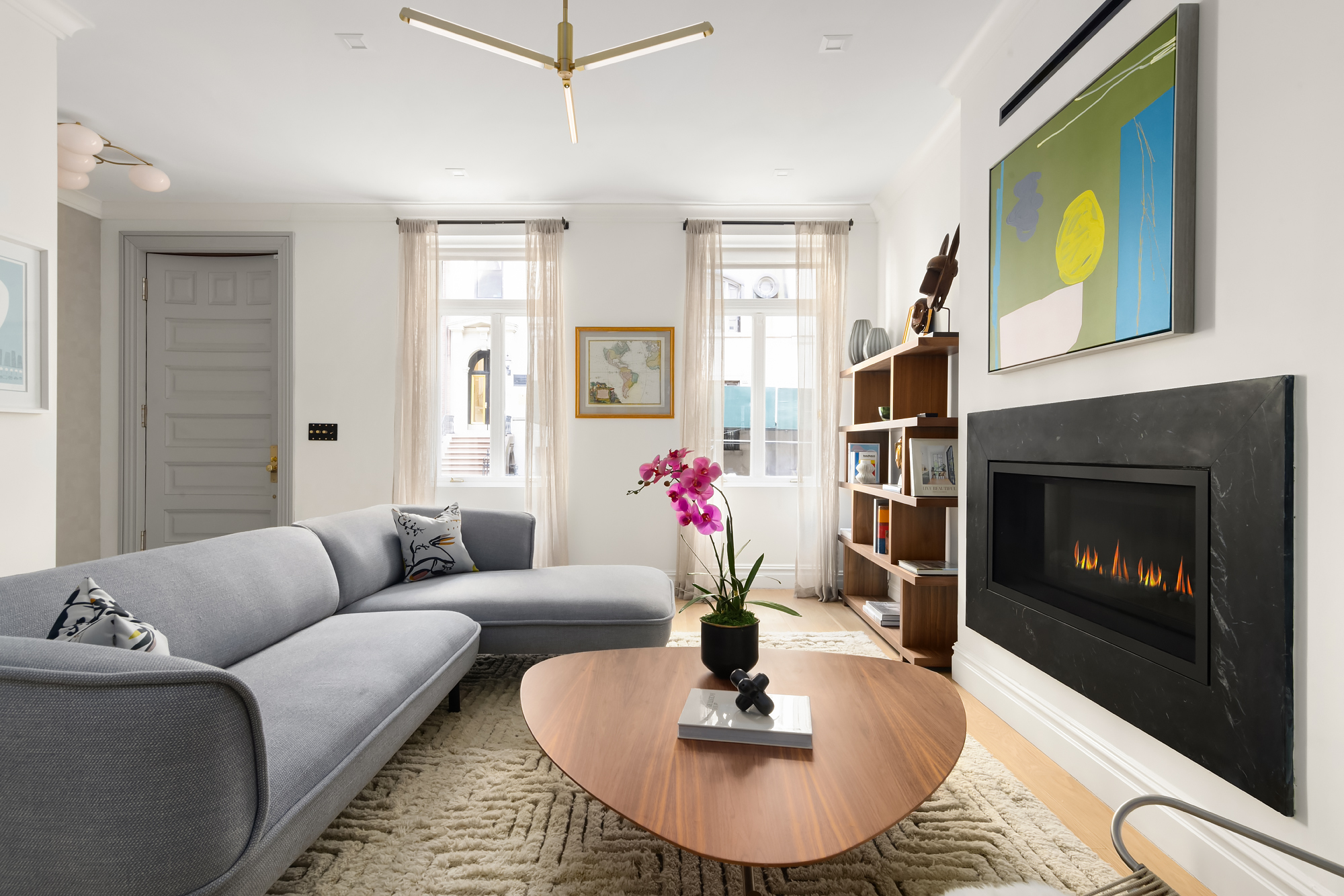 130 East 38th Street Manhattan, NY 10016 - Photo 2 of 16 a living room with furniture and a fireplace