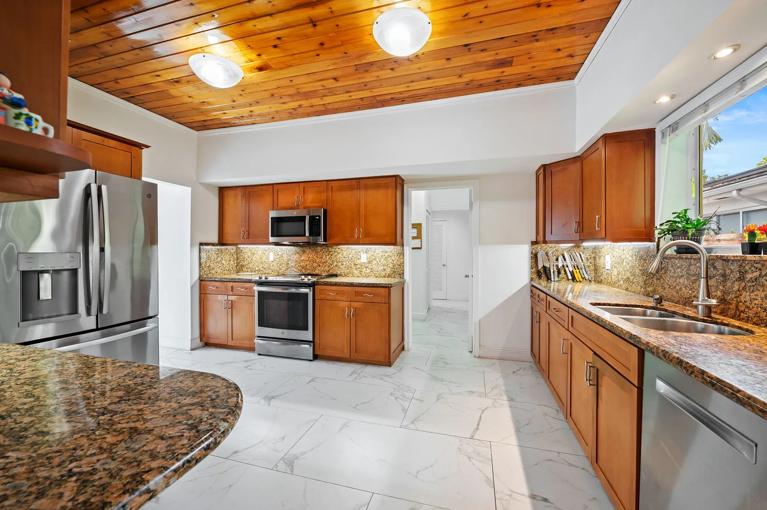 $2,595,000 | 218 Shore Drive South, Miami, FL 33133