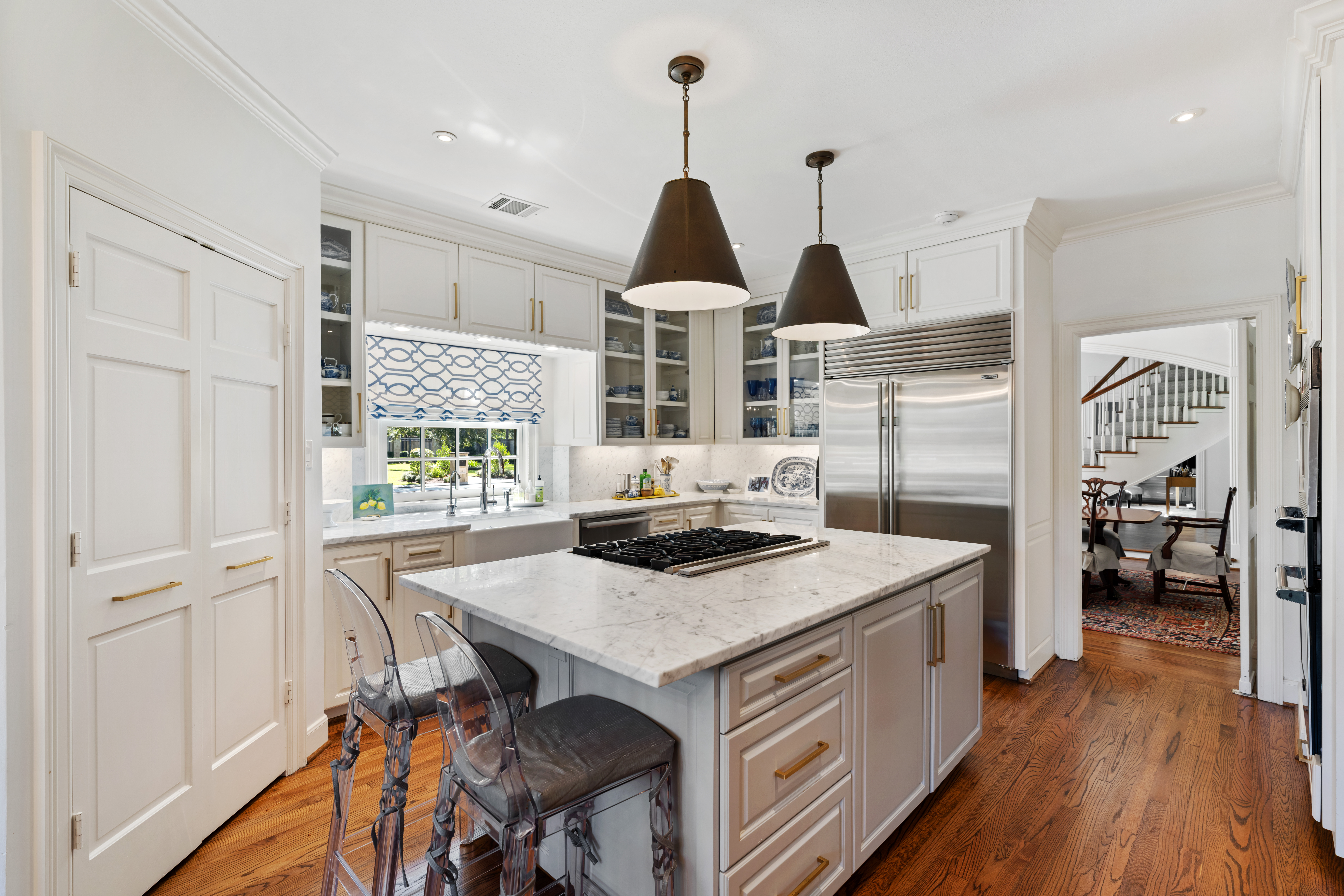 711 Pifer Road Houston, TX 77024 - Photo 18 of 53 a kitchen that has a stove a table and chairs in it