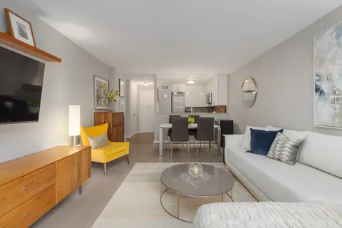 $885,000 | 201 West 70th Street, Unit 2B | Upper West Side