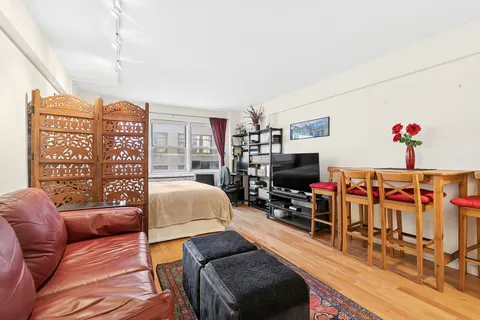 $329,000 | 321 East 45th Street, Unit 9F | Midtown East