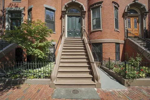 a view of a pathway with a house