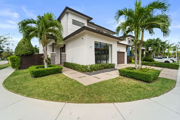 $1,290,000 | 15450 Northwest 88th Avenue, Miami Lakes, FL 33018