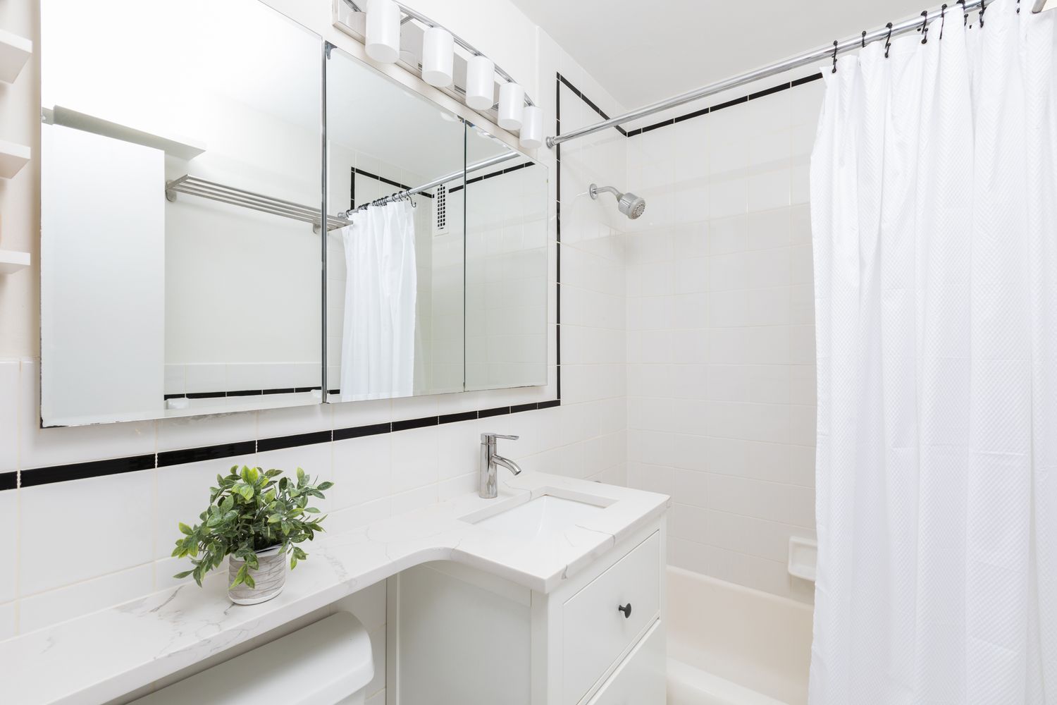 $875,000 | 15 West 72nd Street, Unit 5T | Upper West Side