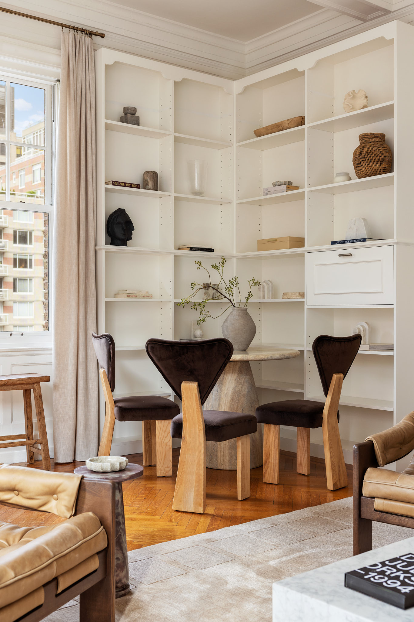 530 West End Avenue, Unit 81 Manhattan, NY 10024 - Photo 4 of 18 a living room with furniture