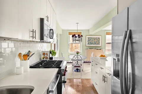 $2,100,000 | 30 East 9th Street, Unit 5LL | Greenwich Village