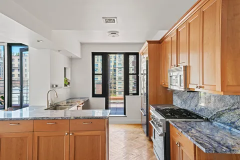 $2,600,000 | 177 East 77th Street, Unit PHC | Upper East Side