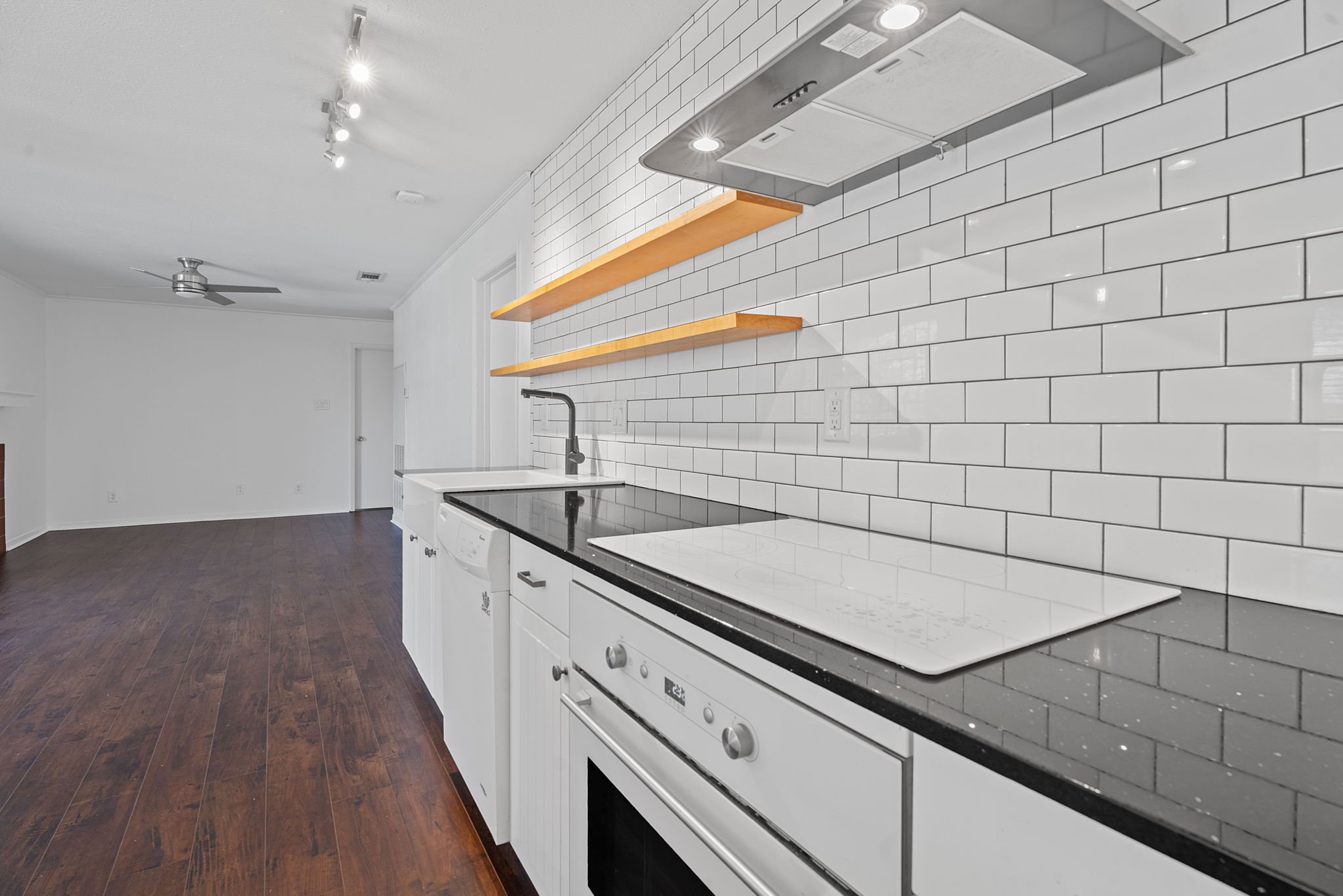 1510 West N Loop Boulevard, Unit 424 Austin, TX 78756 - Photo 7 of 25 a kitchen with a sink and cabinets