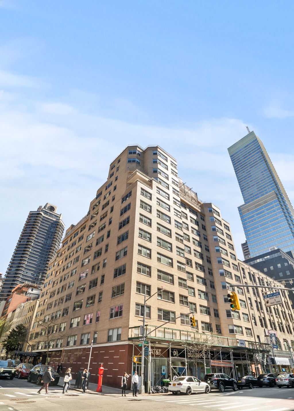 150 East 61st Street, Unit 8B Manhattan, NY 10065 - Photo 24 of 30 a front view of a building