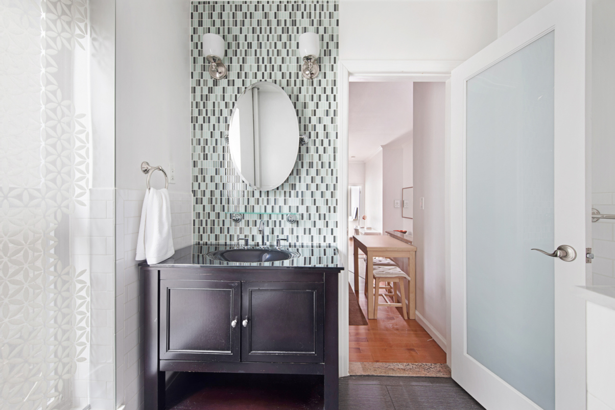 28 Perry Street, Unit 3W Manhattan, NY 10014 - Photo 4 of 7 a view of hall way with mirror