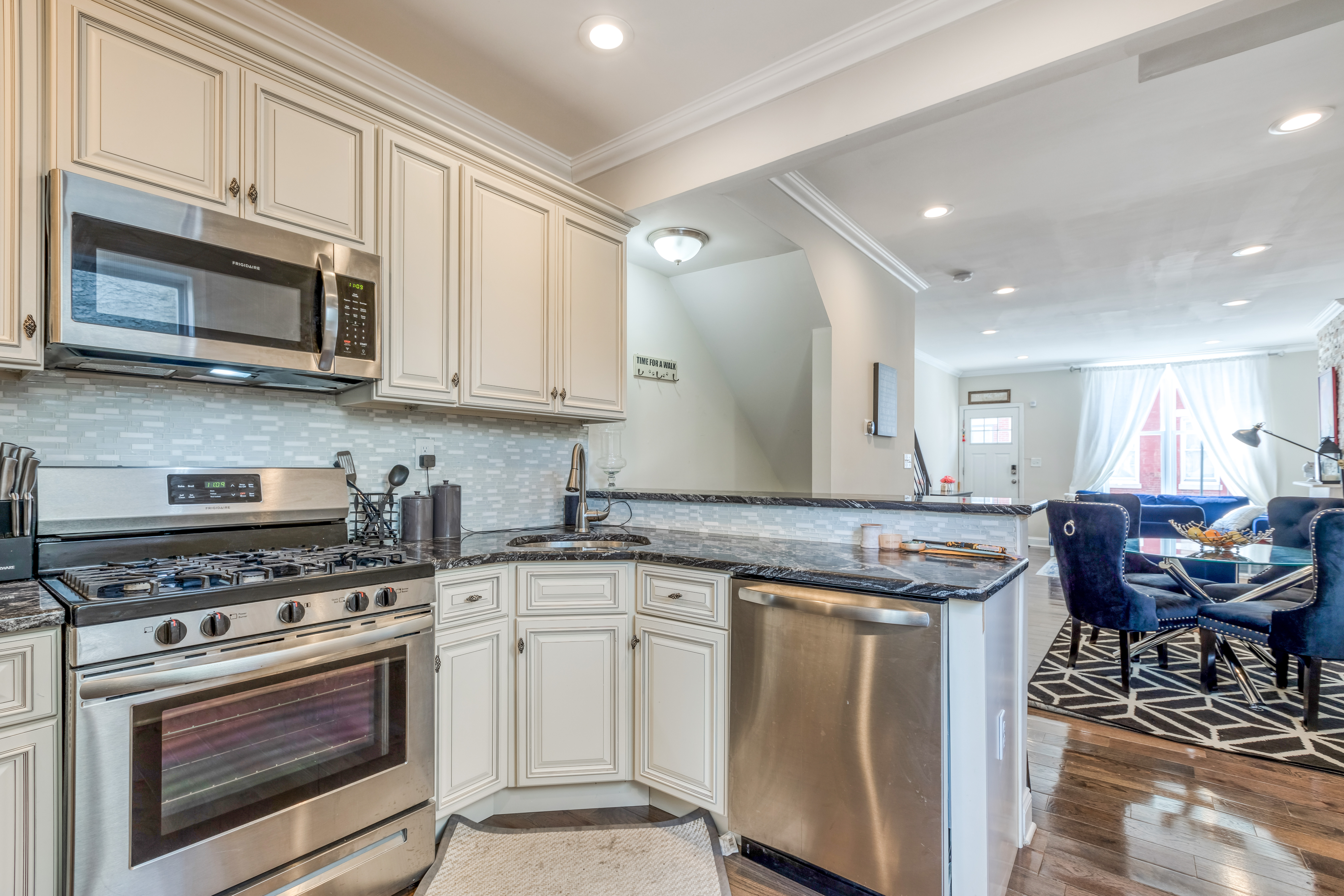 2017 Pierce Street Philadelphia, PA 19145 - Photo 4 of 14 Gallery Image 4