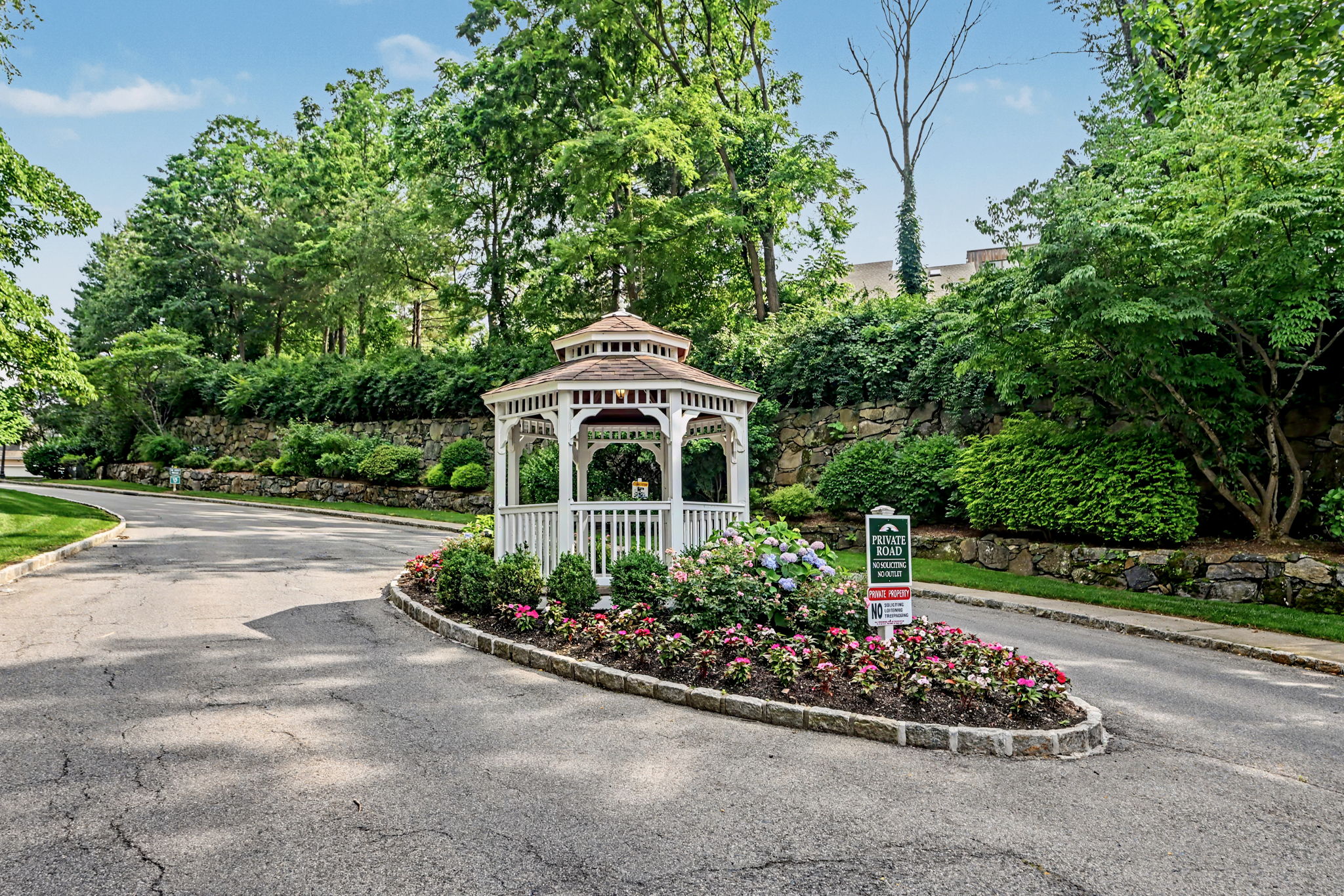 34 Winding Ridge Road White Plains, NY 10603 - Photo 3 of 41
