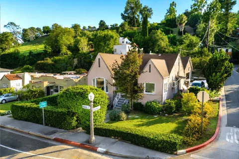a view of a house with yard and plants