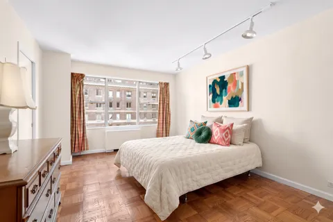 $695,000 | 77 West 55th Street, Unit 16H | Midtown Central