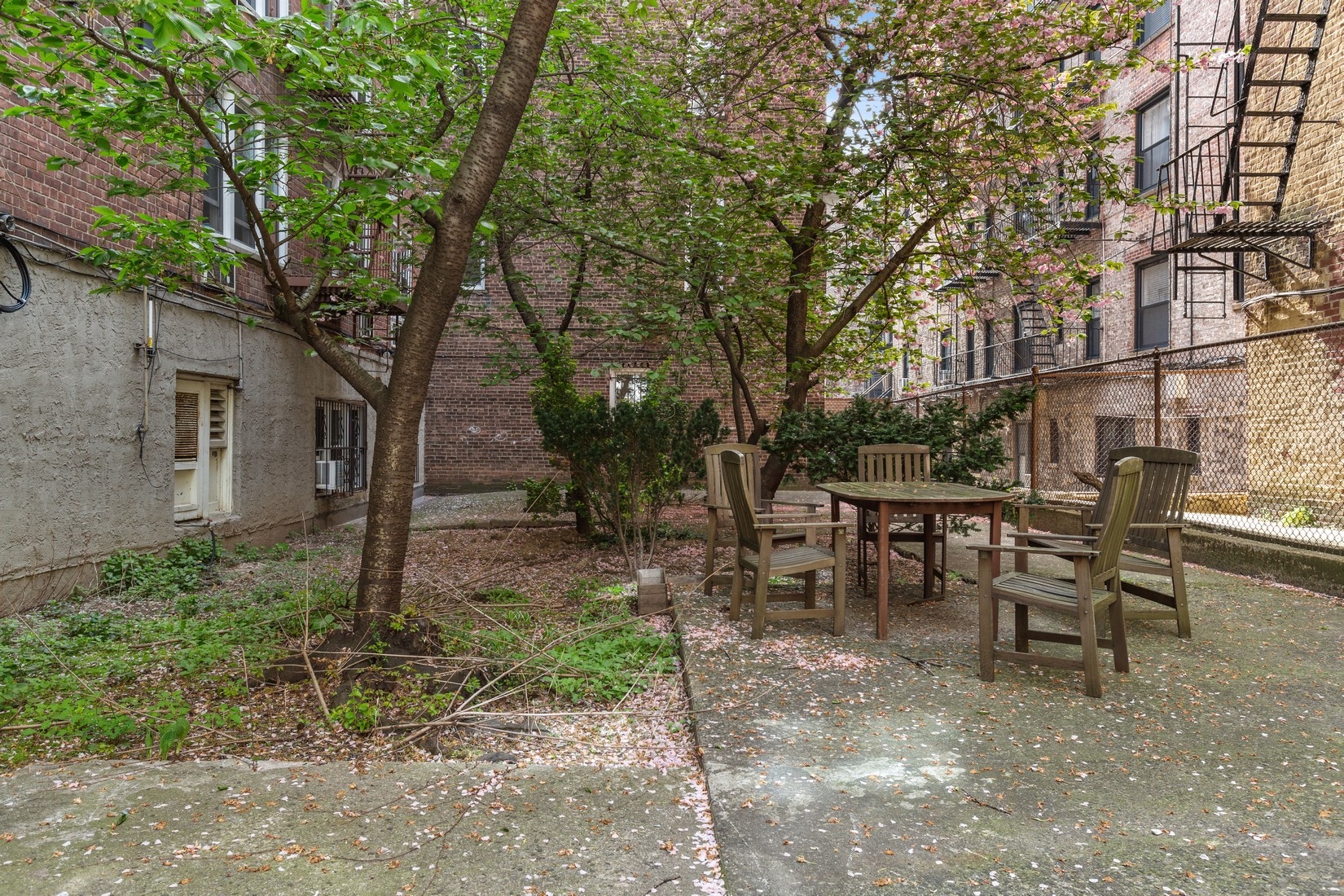 54 Orange Street, Unit 6D Brooklyn, NY 11201 - Photo 5 of 9 a view of a chairs and table in backyard