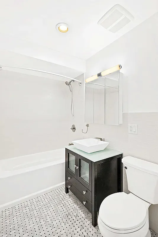 10-44 47th Road, Unit 1 Queens, NY 11101 - Photo 8 of 12