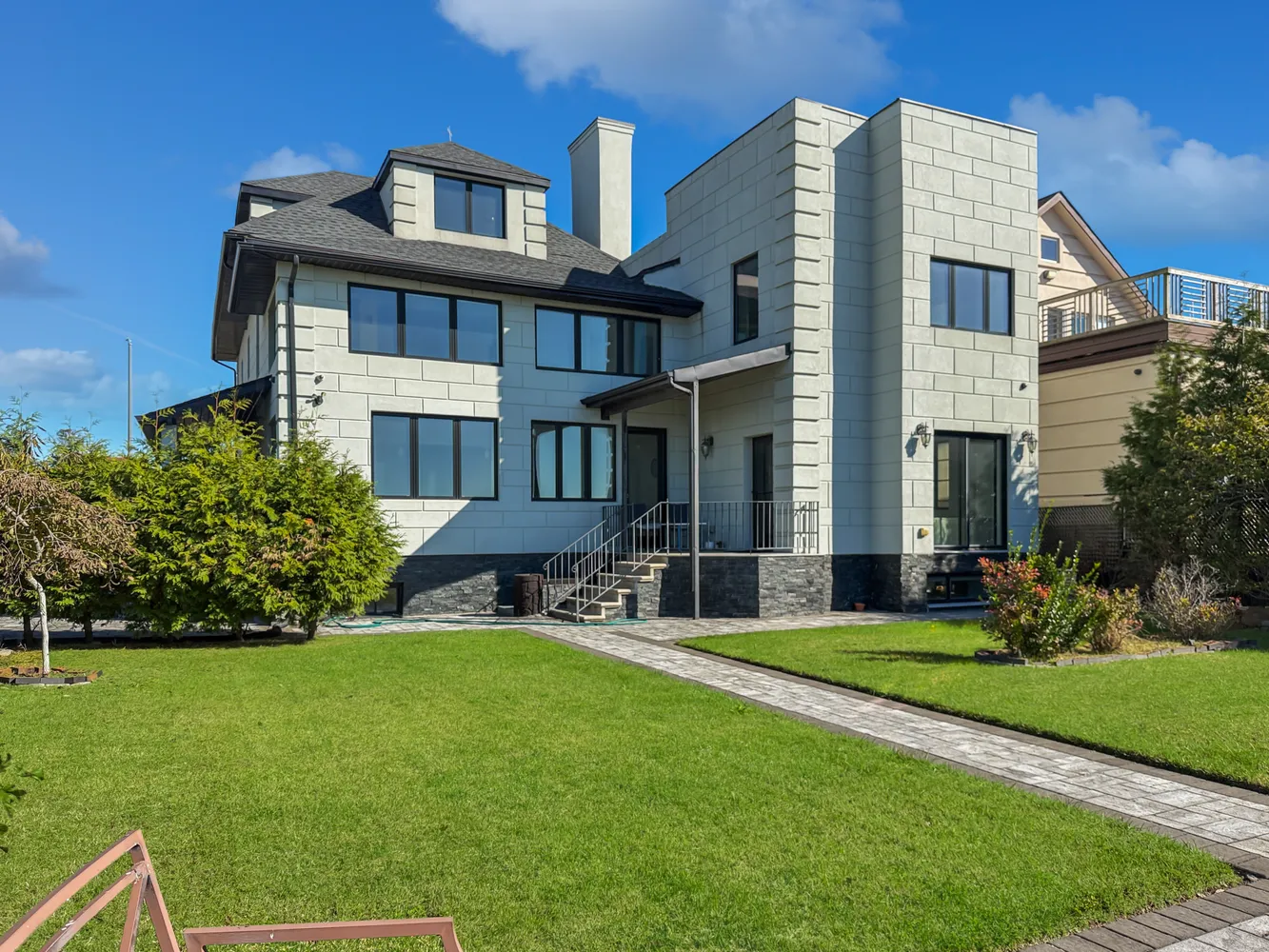 a view of a house with a yard