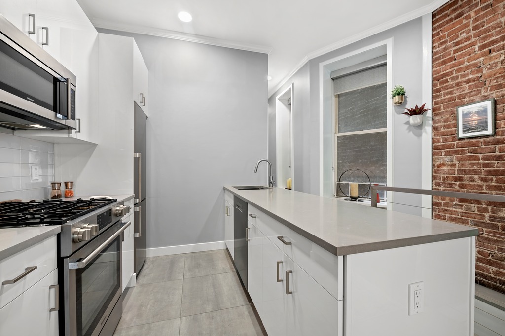 325 West 21st Street, Unit 4A Manhattan, NY 10011 - Photo 3 of 10