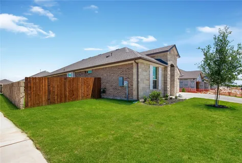 a view of a house with backyard