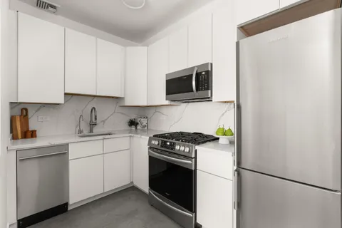 $595,000 | 40 Clinton Street, Unit 1M | Brooklyn Heights
