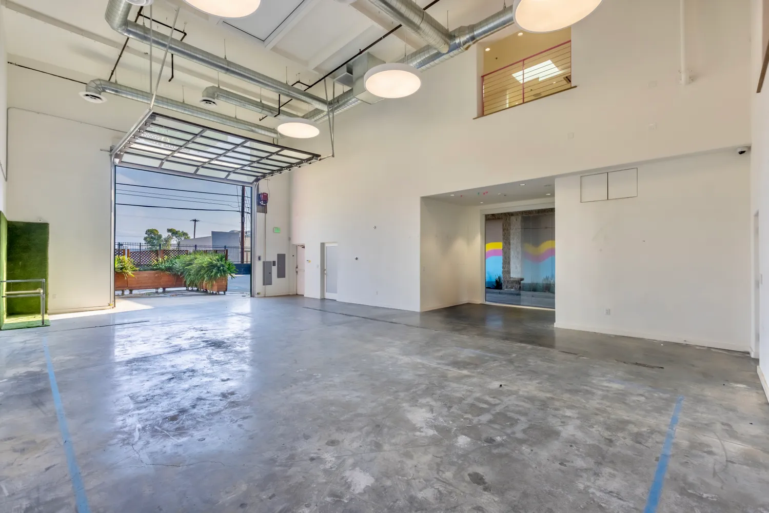 en empty room with windows and ceiling fan