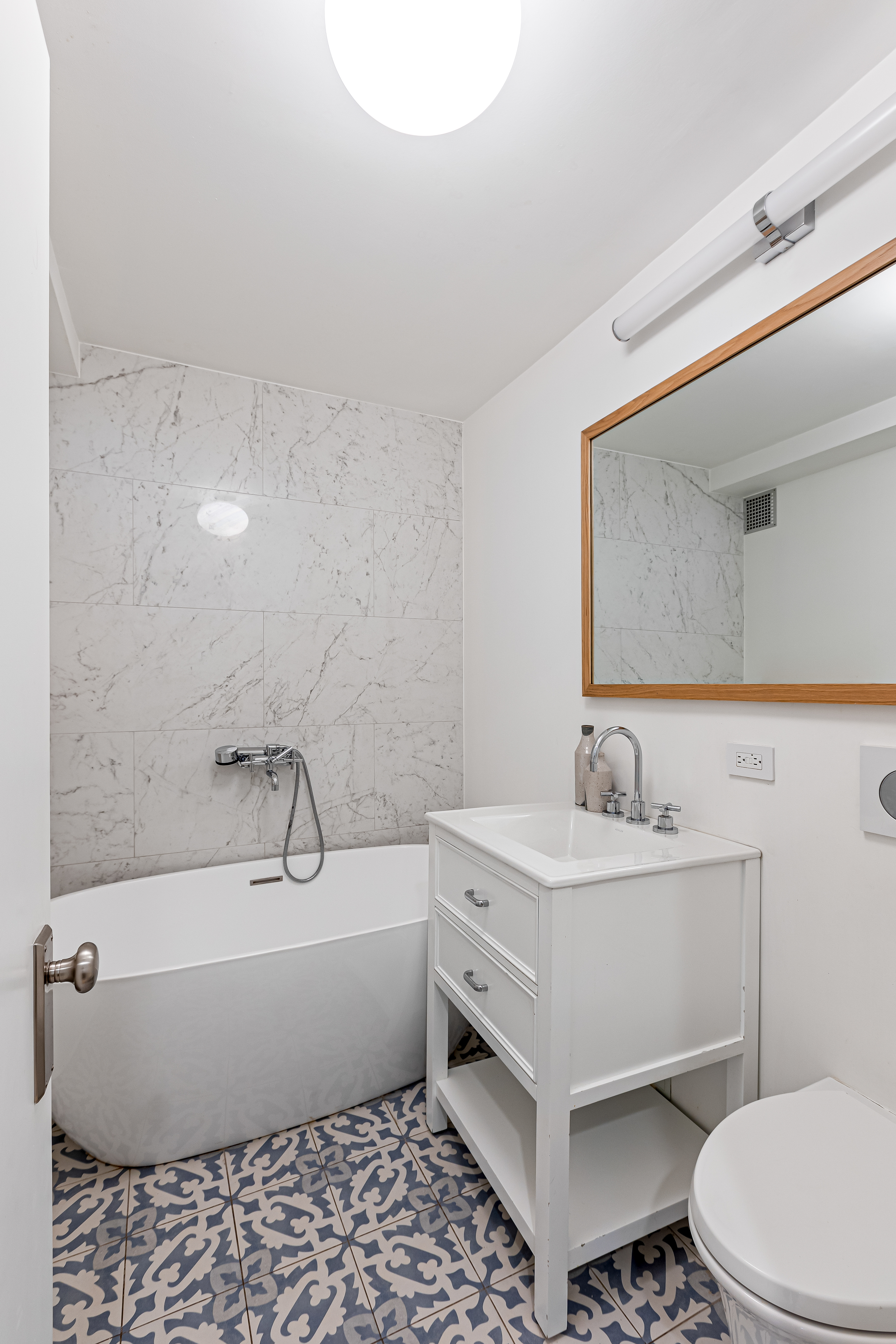 277 Hicks Street, Unit 4D Brooklyn, NY 11201 - Photo 12 of 15 a bathroom with a sink a toilet and bathtub