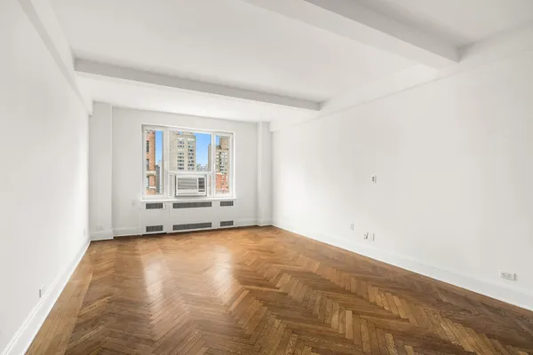 $795,000 | 50 Park Avenue, Unit 15H | Murray Hill
