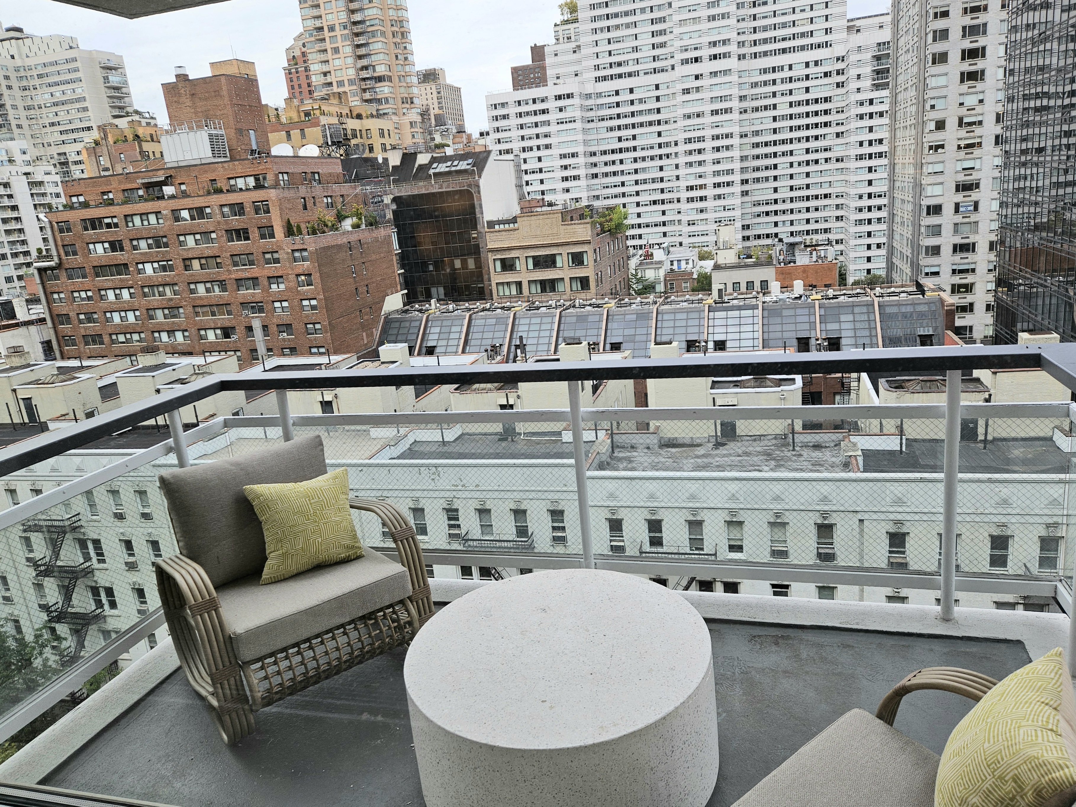 200 East 66th Street, Unit D1205 Manhattan, NY 10065 - Photo 8 of 33 a roof view with sitting space