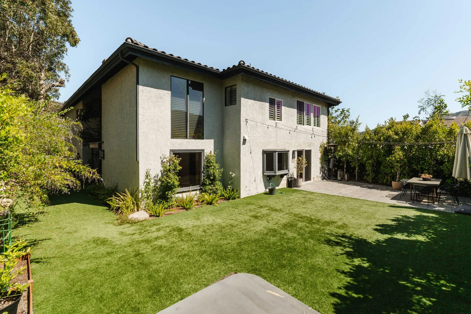 a view of a house with a yard