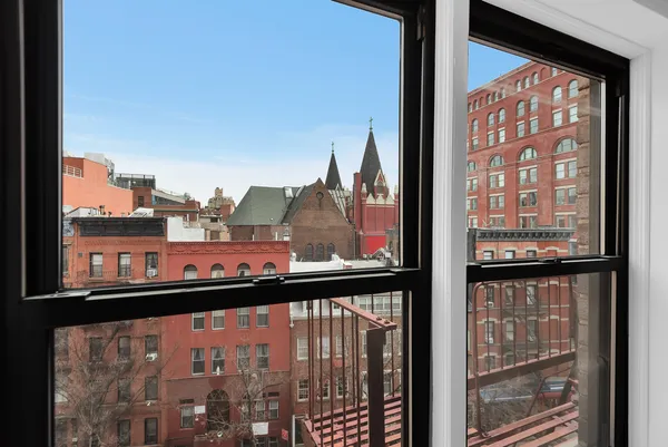 $5,000 | 165 Christopher Street, Unit 6M | West Village