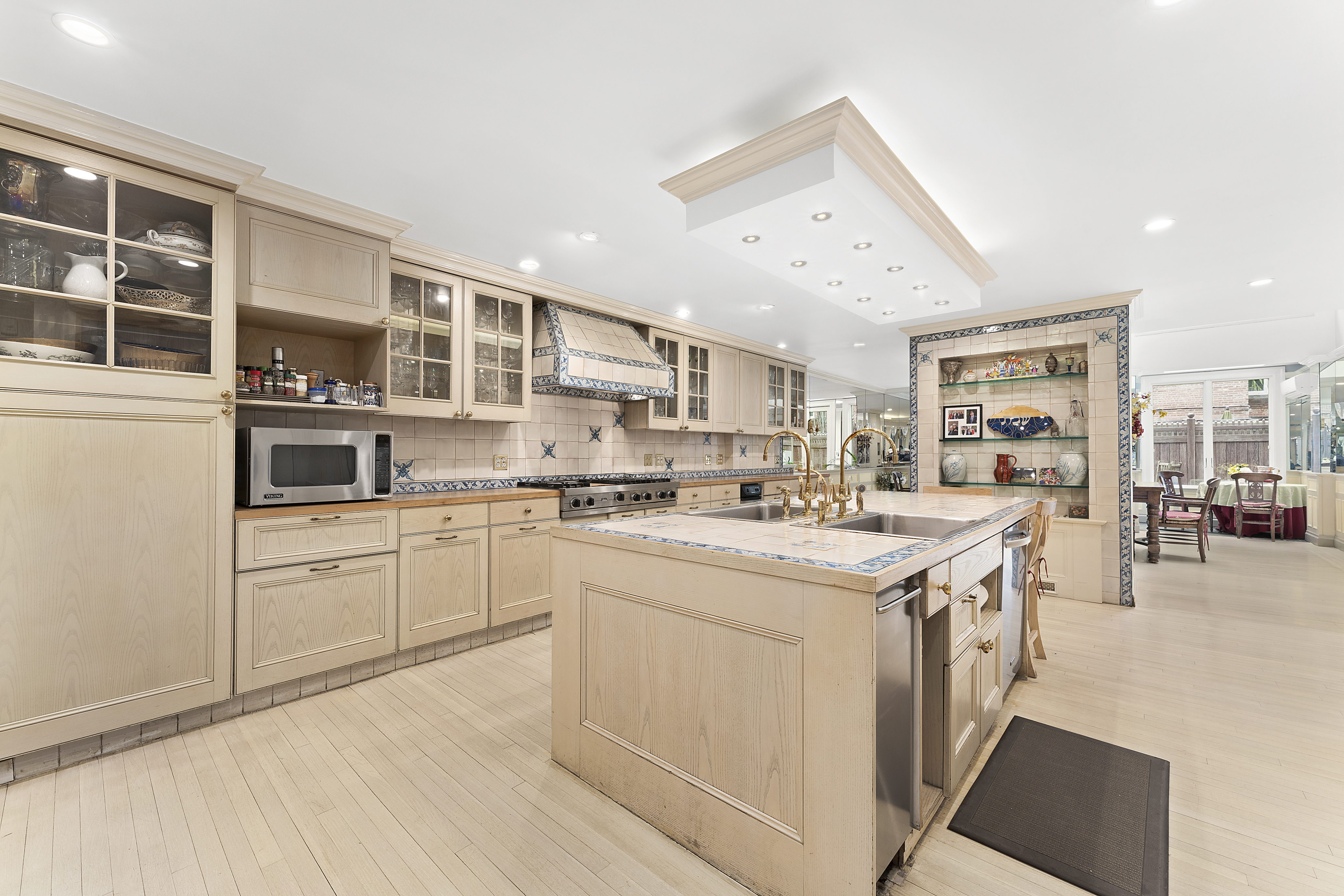 21 West 70th Street Manhattan, NY 10023 - Photo 6 of 15