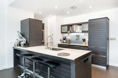 $975,000 | 200 Biscayne Blvd Way, Unit 4812, Miami, FL 33131