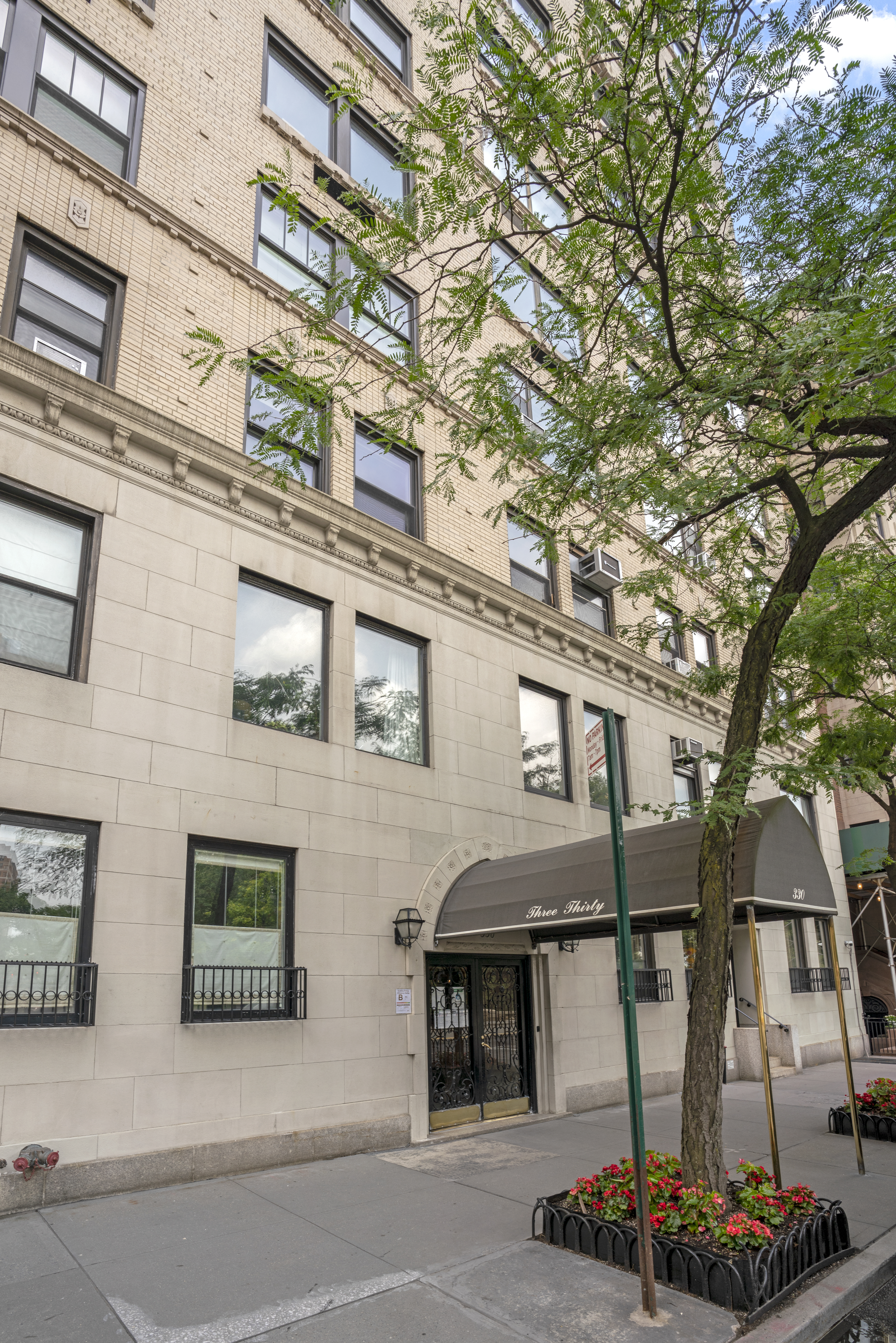 330 West 72nd Street, Unit 11C Manhattan, NY 10023 - Photo 15 of 18