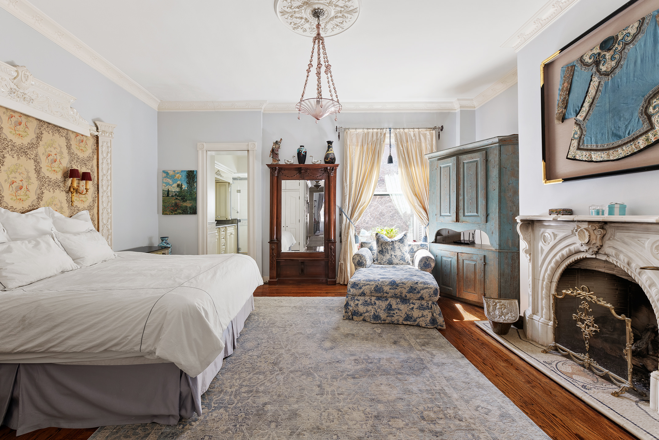 138 West 73rd Street Manhattan, NY 10023 - Photo 4 of 35 a bedroom with bed and a chandelier