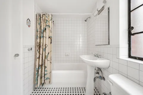 $525,000 | 333 East 43rd Street, Unit 906 | Midtown East