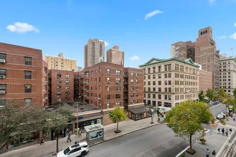 $1,495,000 | 20 East 9th Street, Unit 5D | Greenwich Village