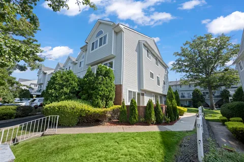 $635,500 | 95 Indale Avenue | Prince's Bay